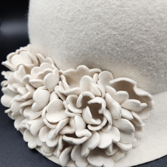 Holt Renfrew Woman's Wool hat 21 inch crown measurements. - Picture 5 of 8